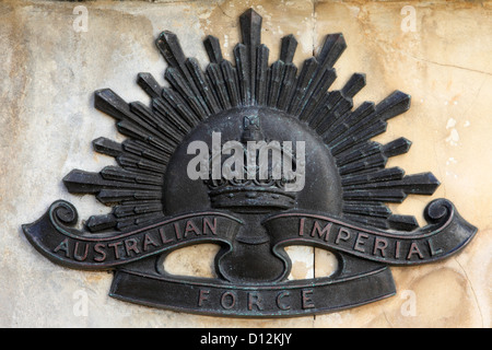 Insignien des der Australian Imperial Force am griechisch-australische Kriegerdenkmal in Rethymnon auf Kreta, Griechenland. Stockfoto