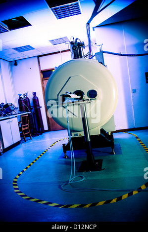 Kleinkaliber-Magnet-Resonanz-Tomographie (MRT) Scanner, in dem kleinen Subjekte gescannt werden. Stockfoto