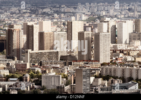 Paris, Frankreich: moderner Turm blockiert im 13. Arrondissement - in der Ferne die Vororte Stockfoto