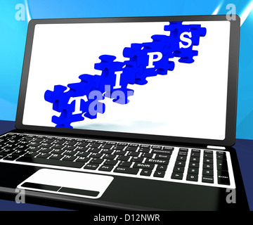 Tipps-Puzzle am Laptop zeigt Internetquellen-Führer und Hinweise Stockfoto
