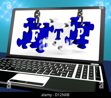 FTP-Puzzle am Laptop zeigt Dateien Übertragung und Online-Übertragungsprotokolle Stockfoto