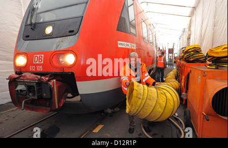Fritz Erler bereitet eine Gebläse in einem neuen Auftauen Zelt für den Winter auf dem Deutsch Bahn Regio-Workshop in Dresden-Altstadt, Deutschland, 4. Dezember 2012. Vom 9. Dezember 2012 bis 15. März 2013 werden Sitten Reserve Züge zur Verfügung gestellt. Foto: Matthias Hiekel Stockfoto
