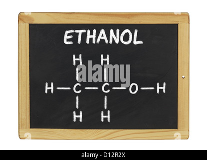 chemische Formel von Ethanol auf einer Tafel Stockfoto