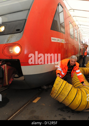 Fritz Erler bereitet eine Gebläse in einem neuen Auftauen Zelt für den Winter auf dem Deutsch Bahn Regio-Workshop in Dresden-Altstadt, Deutschland, 4. Dezember 2012. Vom 9. Dezember 2012 bis 15. März 2013 werden Sitten Reserve Züge zur Verfügung gestellt. Foto: Matthias Hiekel Stockfoto