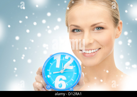 Frau mit Wecker Stockfoto