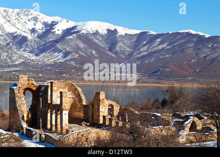 Alte byzantinische Kirche Saint Achilleios Ruinen am Prespasee in Griechenland Stockfoto