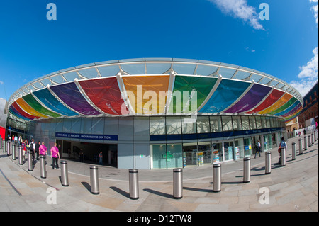 Bunte Banner auf dem Display vor dem Eingang zu den Kings Cross während der Olympischen Spiele 2012 in London. Stockfoto