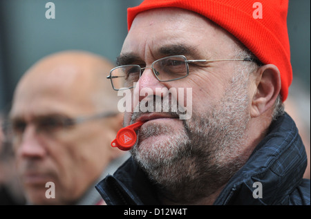 Mitarbeiter der Datenvernetzung und Telekommunikationsunternehmen Nokia Siemens Networks (NSN) an eine Demonstration bei NSN in München, Deutschland, 5. Dezember 2012 teilnehmen. NSN hat Hunderte von Arbeitsplätzen schneiden und Enitre Abteilungen des Unternehmens kurz vor Weihnachten verkauft. Foto: ANDREAS GEBERT Stockfoto