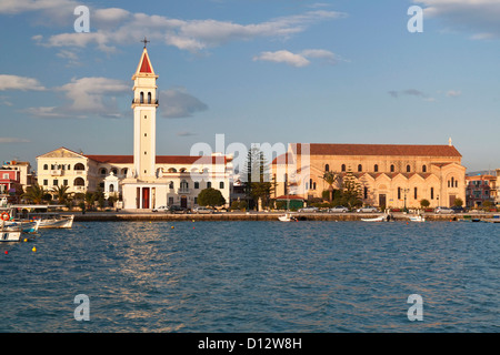 Zakynthos Insel am Ionio Meer in Griechenland. Blick auf den Hafen mit der Kathedrale Stockfoto