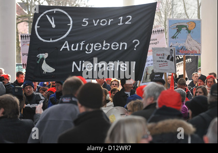 Mitarbeiter der Datenvernetzung und Telekommunikationsunternehmen Nokia Siemens Networks (NSN) an eine Demonstration bei NSN in München, Deutschland, 5. Dezember 2012 teilnehmen. NSN hat Hunderte von Arbeitsplätzen schneiden und Enitre Abteilungen des Unternehmens kurz vor Weihnachten verkauft. Foto: ANDREAS GEBERT Stockfoto