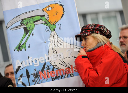 Ein Mitarbeiter der Datenvernetzung und Telekommunikationsunternehmen Nokia Siemens Networks (NSN) besucht eine Demonstration bei NSN in München, Deutschland, 5. Dezember 2012. NSN hat Hunderte von Arbeitsplätzen schneiden und Enitre Abteilungen des Unternehmens kurz vor Weihnachten verkauft. Foto: ANDREAS GEBERT Stockfoto