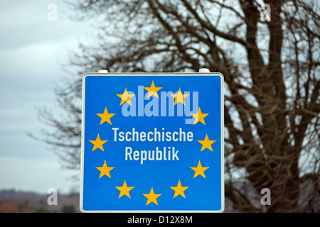 Ein Schild mit der Beschriftung "Tschechische Republik" ist an der deutsch-tschechischen Grenze in Wildenau, Deutschland, 26. November 2012 abgebildet. Foto: Daniel Karmann Stockfoto