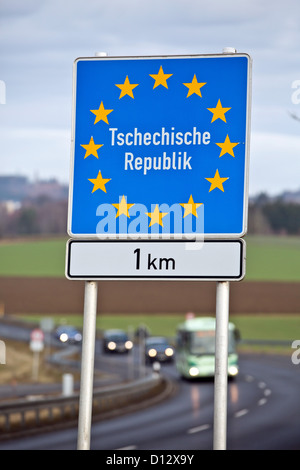 Ein Schild mit der Beschriftung "Tschechische Republik" ist an der deutsch-tschechischen Grenze in Wildenau, Deutschland, 26. November 2012 abgebildet. Foto: Daniel Karmann Stockfoto