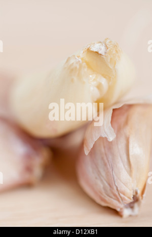 Knoblauchzehen auf Holzoberfläche; Makro. Stockfoto