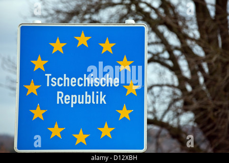 Ein Schild mit der Beschriftung "Tschechische Republik" ist an der deutsch-tschechischen Grenze in Wildenau, Deutschland, 26. November 2012 abgebildet. Foto: Daniel Karmann Stockfoto