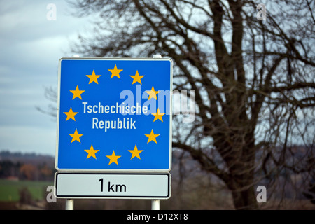 Ein Schild mit der Beschriftung "Tschechische Republik" ist an der deutsch-tschechischen Grenze in Wildenau, Deutschland, 26. November 2012 abgebildet. Foto: Daniel Karmann Stockfoto