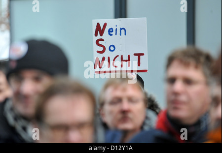 Mitarbeiter der Datenvernetzung und Telekommunikationsunternehmen Nokia Siemens Networks (NSN) an eine Demonstration bei NSN in München, Deutschland, 5. Dezember 2012 teilnehmen. NSN hat Hunderte von Arbeitsplätzen schneiden und Enitre Abteilungen des Unternehmens kurz vor Weihnachten verkauft. Foto: ANDREAS GEBERT Stockfoto