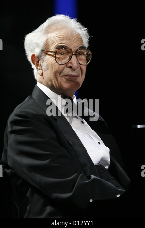 (Dpa) - lächelt U.S. amerikanischer jazz-Pianist Dave Brubeck bei seinem Konzert im Teatro "Schauspielhaus" in Nürnberg, Deutschland, Mittwoch, 16. November 2005. Brubeck spielte zusammen mit seinem "Dave Brubeck Quartet" im Verlauf der Ereignisse feiert den 60. Jahrestag der Studien von Kriegsverbrechern in Nürnberg. Foto: Daniel Karmann Stockfoto