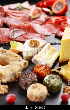 Antipasti Teller mit Salami und Käse catering Stockfoto