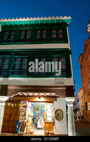 Kaufen Sie in Hauptplatz, Nachtansicht ein. Almagro, Provinz Ciudad Real, Castilla La Mancha, Spanien. Stockfoto