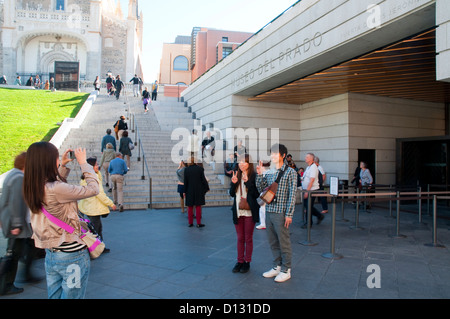 Gruppe von japanischen Touristen fotografieren im Prado Museum. Madrid, Spanien. Stockfoto