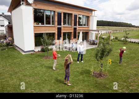 Deutschland, Bayern, Nürnberg, Familie im Garten spielen Stockfoto