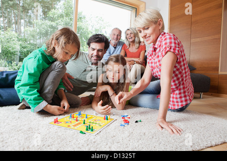 Deutschland, Bayern, Nürnberg, Familie spielen Brettspiel zusammen Stockfoto