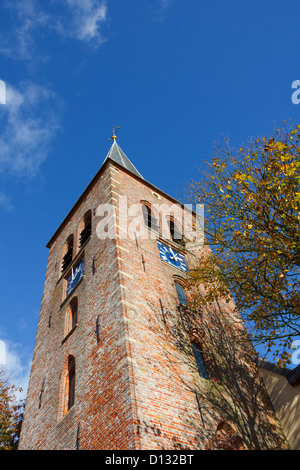 Kirchturm im nördlichen niederländischen Dorf im Herbst, Warffum, Groningen Stockfoto