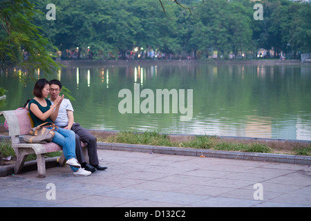 Junges Paar am Hoan Kiem Lake Hanoi Vietnam South East Asia Stockfoto