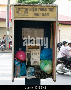 Hanoi Vietnam öffentliche Telefonzelle mit persönlichen Gegenständen gefüllt Stockfoto