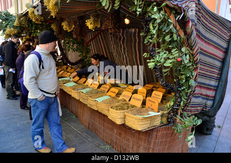 Barcelona, Spanien. 6. Dezember 2012. Starten Sie heute 6. Dezember Fair der Unbefleckten Empfängnis, in Sant Boi de Llobregat, in der Nähe von Barcelona. Es wird erwartet, um die 250.000 Menschen heute bis zum 8. Dezember. Es ist ein Handel, Viehzucht, Handwerk, Lebensmittel, landwirtschaftliche... Bildnachweis: Fco Javier Rivas Martín / Alamy Live News Stockfoto