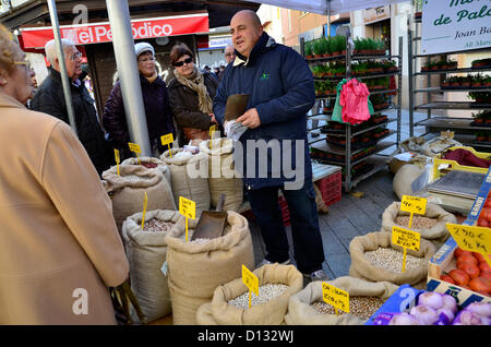 Barcelona, Spanien. 6. Dezember 2012. Starten Sie heute 6. Dezember Fair der Unbefleckten Empfängnis, in Sant Boi de Llobregat, in der Nähe von Barcelona. Es wird erwartet, um die 250.000 Menschen heute bis zum 8. Dezember. Es ist ein Handel, Viehzucht, Handwerk, Lebensmittel, landwirtschaftliche... Bildnachweis: Fco Javier Rivas Martín / Alamy Live News Stockfoto