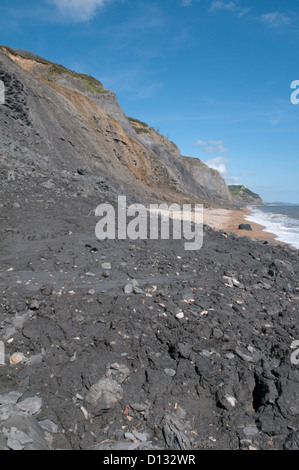 Rock fallen und Schlammlawinen auf weichen Klippen am Charmouth, Dorset, UK. Sehen Sie East in Richtung Golden Cap in Ferne zu sehen. Juli. Stockfoto