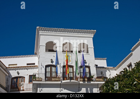 Fahnen außerhalb Rathaus, Nerja, Spanien Stockfoto