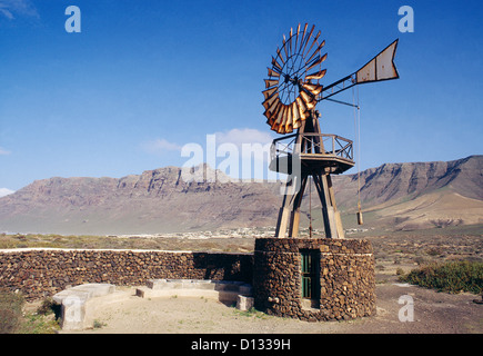 Windmühle. Famara, Lanzarote Insel, Kanarische Inseln, Spanien. Stockfoto