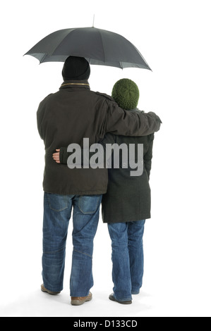 Ansicht von hinten umarmt Mann und Frau Paar mit Regenschirm Stockfoto