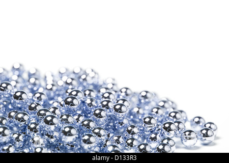 Schließen Sie herauf Bild Silber blau glänzenden Perlen Weihnachtsschmuck Stockfoto