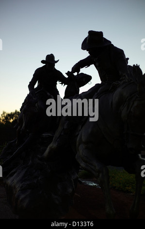 Silhouette von Cowboys auf Pferden in der Dämmerung Stockfoto