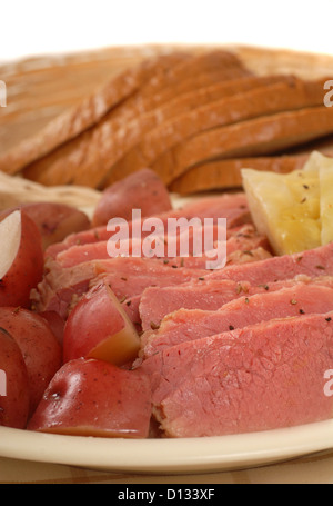 Corned Beef und Kohl Essen mit Kartoffeln und Roggenbrot Stockfoto