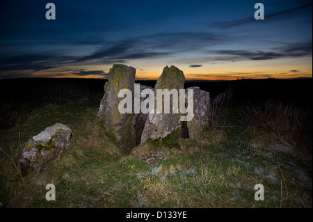 Sonnenuntergang am fünf Brunnen neolithischen gekammert Grab im Peak District, Derbyshire, UK Stockfoto