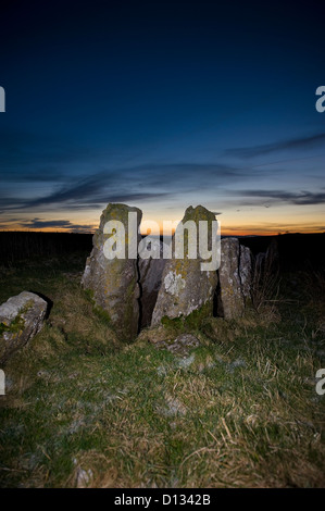 Sonnenuntergang am fünf Brunnen neolithischen gekammert Grab im Peak District, Derbyshire, UK Stockfoto