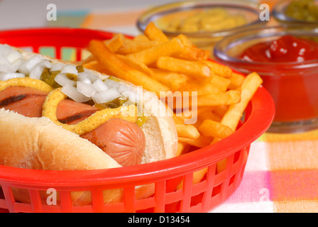 Frisch gegrillte Würstchen mit Pommes Frites und Gewürze Stockfoto