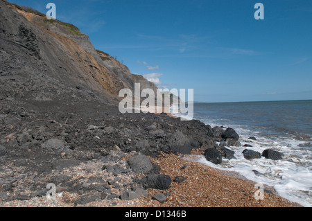 Rock fallen und Schlammlawinen auf weichen Klippen am Charmouth, Dorset, UK. Sehen Sie East in Richtung Golden Cap in Ferne zu sehen. Juli. Stockfoto