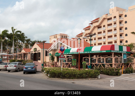 Geschäfte und Restaurants vor der Playa Linda Beach Resort auf Aruba j.e. Irausquin Boulevard Stockfoto