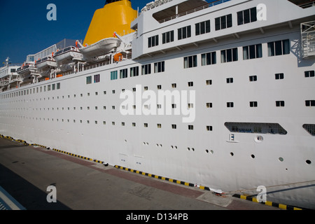 Weißen Passagier Kreuzfahrtschiff mit Rettungsbooten im Hafen Stockfoto