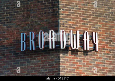 Broadway Kino Zeichen und Logo in Letchworth Garden City Hertfordshire - im Art Deco Stil Stockfoto