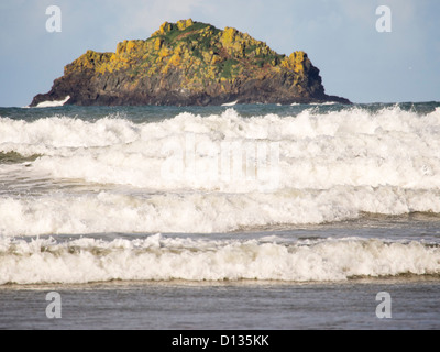 Breeakers kommen in Polzeath Strand, Cornwall, UK. Stockfoto