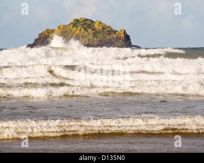 Breeakers kommen in Polzeath Strand, Cornwall, UK. Stockfoto