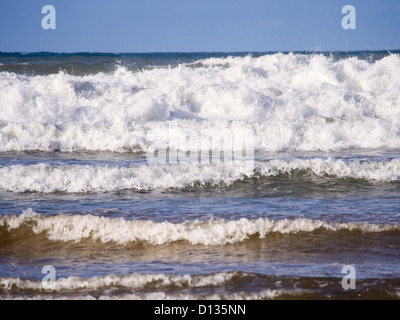 Breeakers kommen in Polzeath Strand, Cornwall, UK. Stockfoto