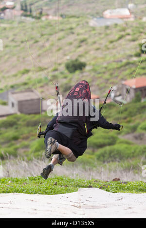 Konkurrenten auf dem Sprung off Punkt oberhalb der Küste beim offenen internationalen Rennrodel-Wettbewerb in Adeje, Teneriffa, Kanarische Inseln. 6. bis 9. Dezember 2012. 110 Teilnehmer aus 14 Nationen nehmen an der Veranstaltung teil. Stockfoto